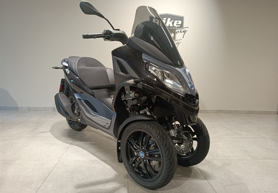 Piaggio MP3 300 HPE (Nero Cosmo)