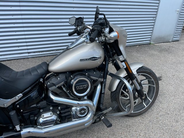 Harley-Davidson Softail Sport Glide FLSB (silber) - Bild 3