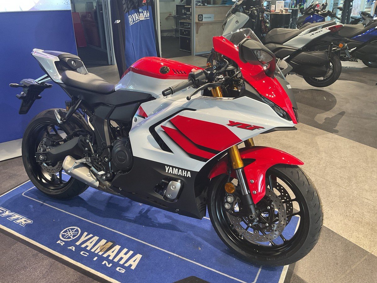 Yamaha R7