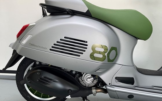 Neufahrzeug Vespa GTS 310 Edizione Ottantesimo - Bild 2
