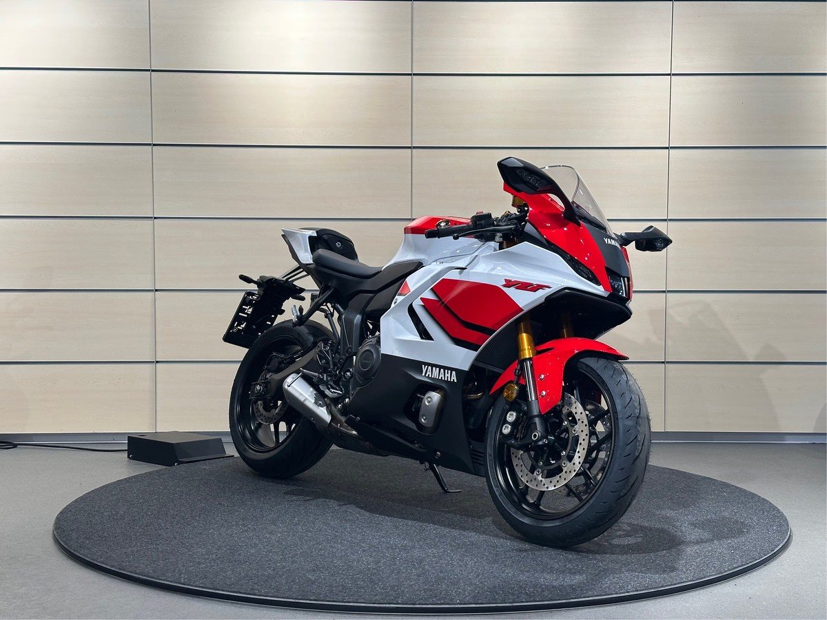Yamaha R7