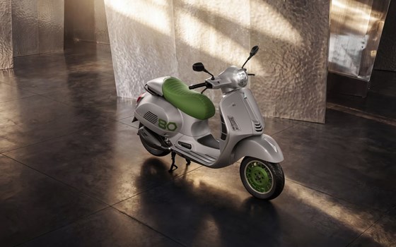 Neufahrzeug Vespa GTS 310 Edizione Ottantesimo - Bild 3