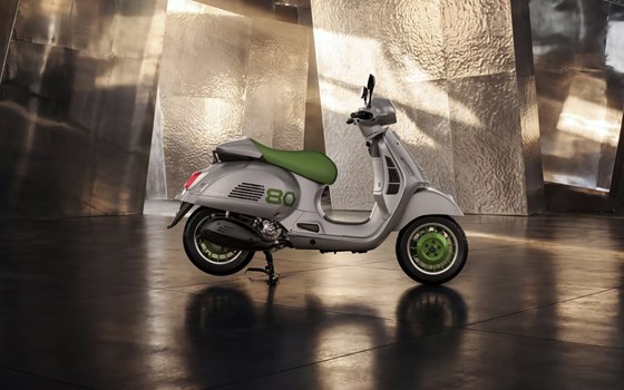 Neufahrzeug Vespa GTS 310 Edizione Ottantesimo - Bild 4