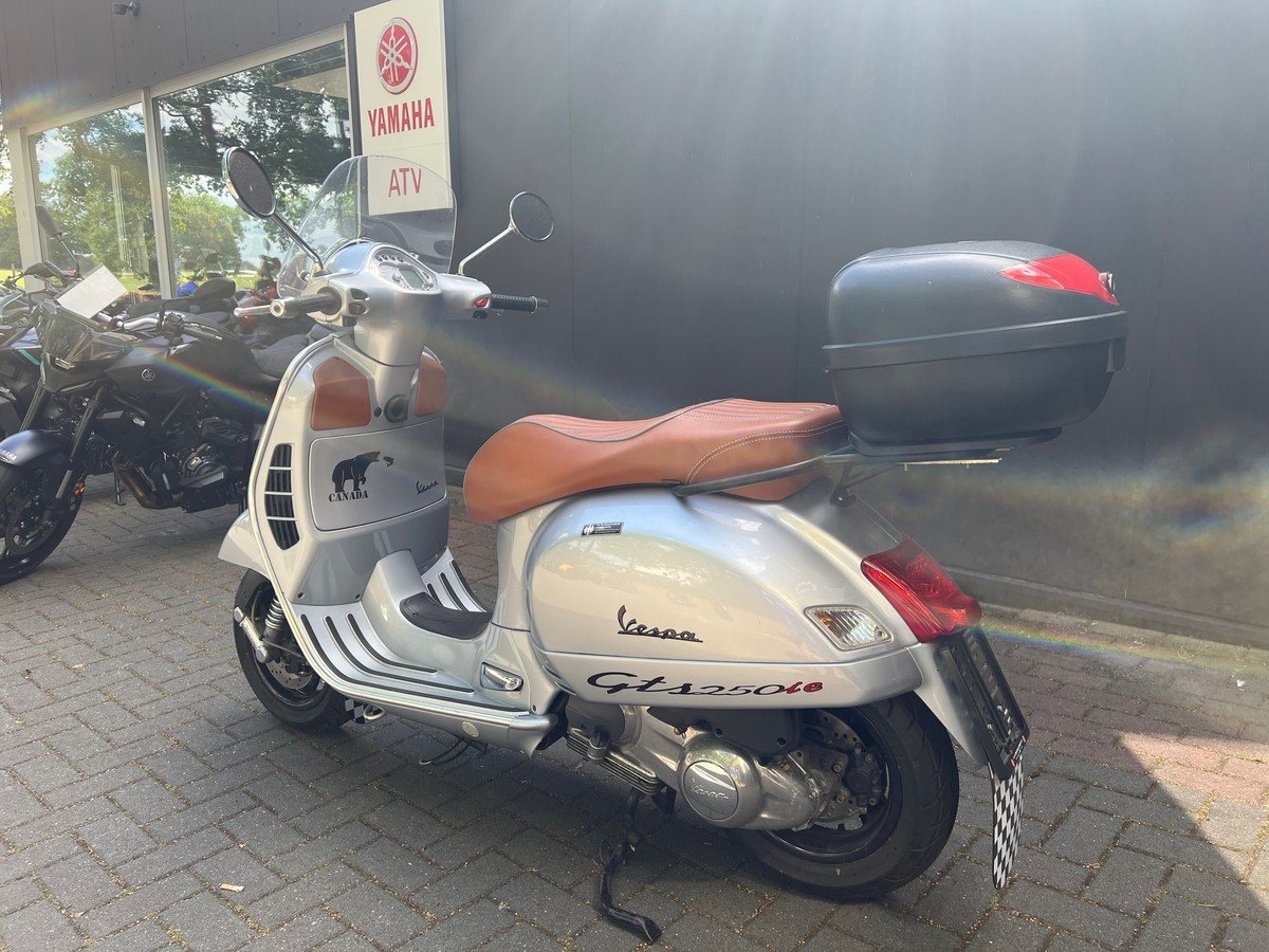 Piaggio Hexagon 150