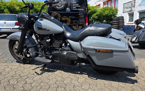Gebrauchtmotorrad Harley-Davidson Road King Classic FLHRC - Bild 2
