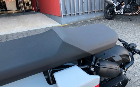 Gebrauchtmotorrad BMW CE 04 - Bild 6