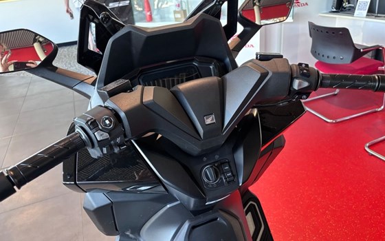 Gebrauchtmotorrad Honda Forza 125 Special Edition - Bild 6