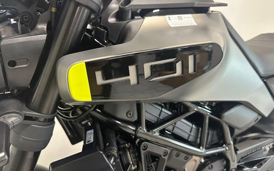 Gebrauchtmotorrad Husqvarna Svartpilen 401 - Bild 11