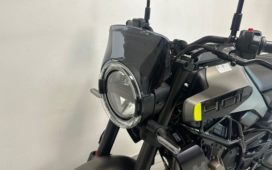 Gebrauchtmotorrad Husqvarna Svartpilen 401 - Bild 8