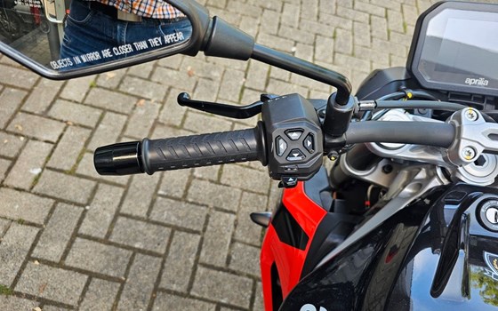Gebrauchtmotorrad Aprilia Tuono 457 - Bild 11