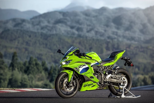 Kawasaki Ninja ZX-4RR (Metallic Matte Carbon Gray / Metallic Spark Black ) - Bild 4