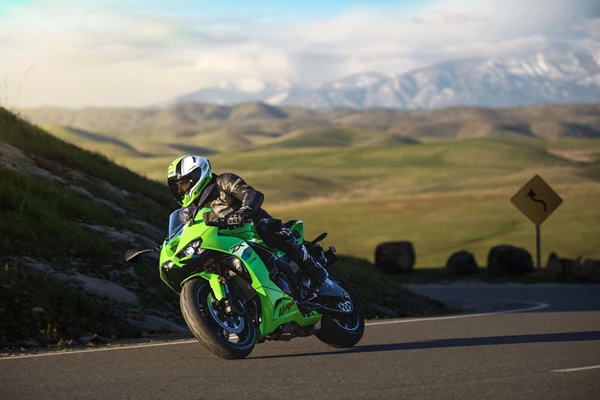 Kawasaki Ninja ZX-6R (GY1 Matte Carbon Gray / Metallic Spark Black) - Bild 3