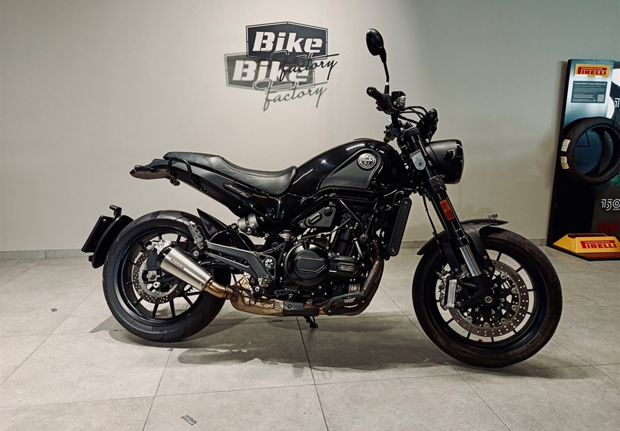 Benelli Leoncino 500 (rot)