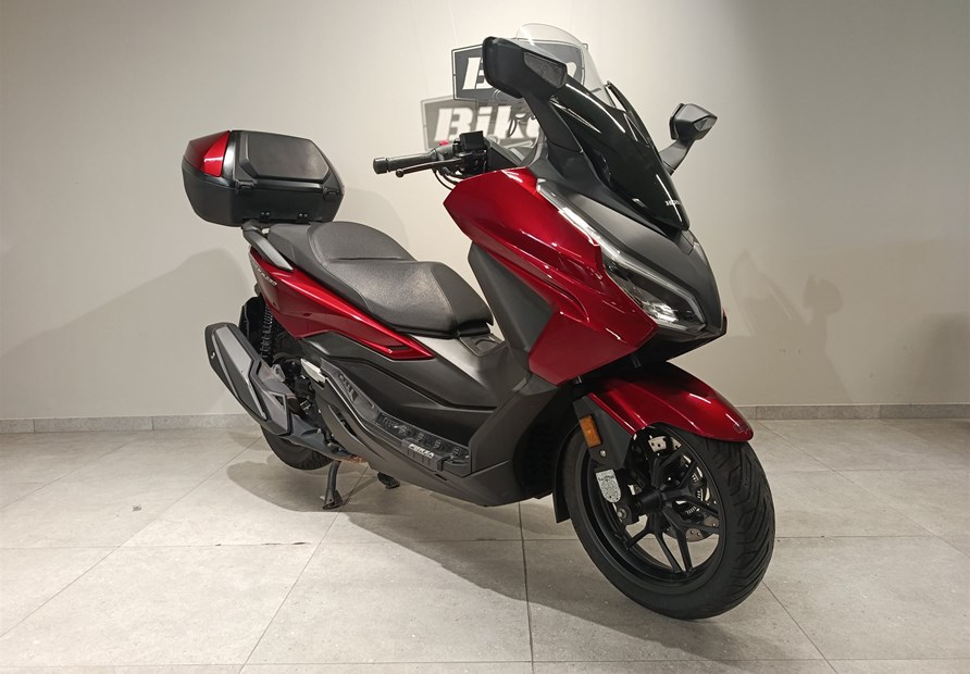 Honda Forza 350 (rot)