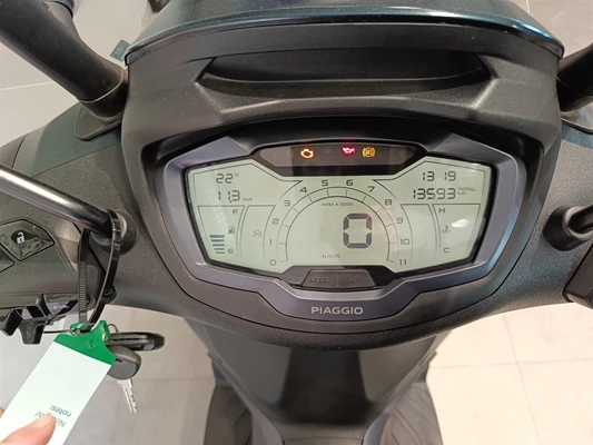Piaggio Beverly 400 (schwarz) - Bild 4