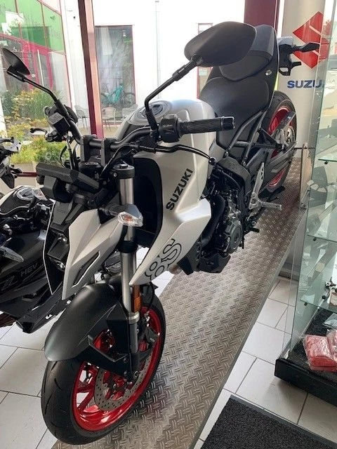 Suzuki GSX-8S