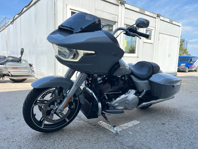 Harley-Davidson Road Glide FLTRX (grau) - Bild 10