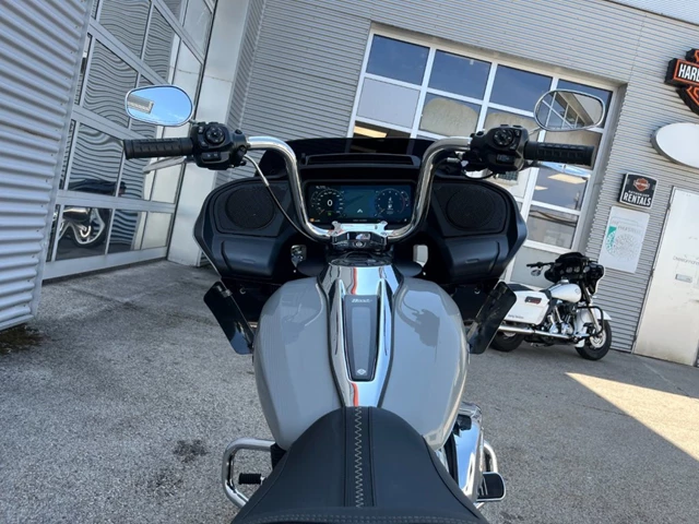 Harley-Davidson Road Glide FLTRX (grau) - Bild 12