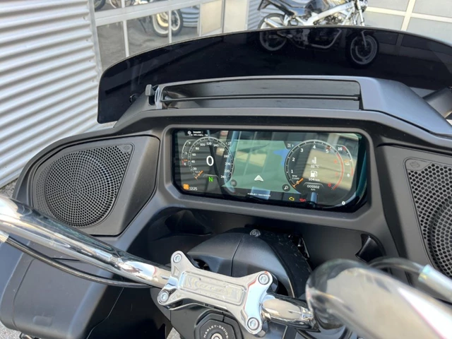 Harley-Davidson Road Glide FLTRX (grau) - Bild 13