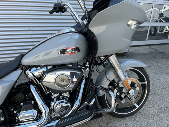 Harley-Davidson Road Glide FLTRX (grau) - Bild 3