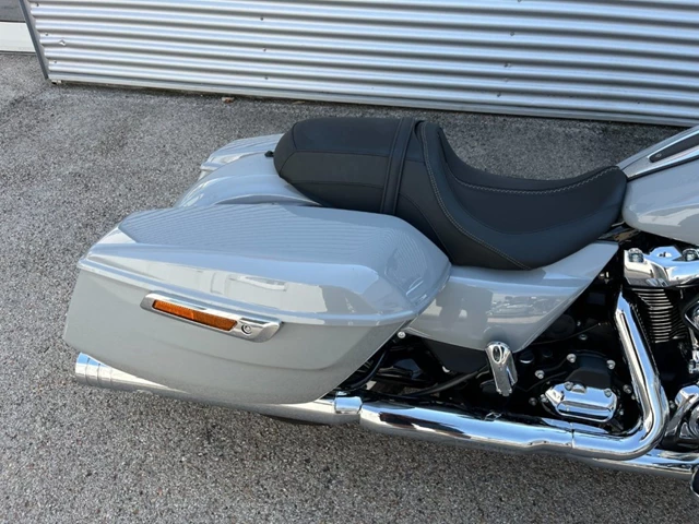 Harley-Davidson Road Glide FLTRX (grau) - Bild 6