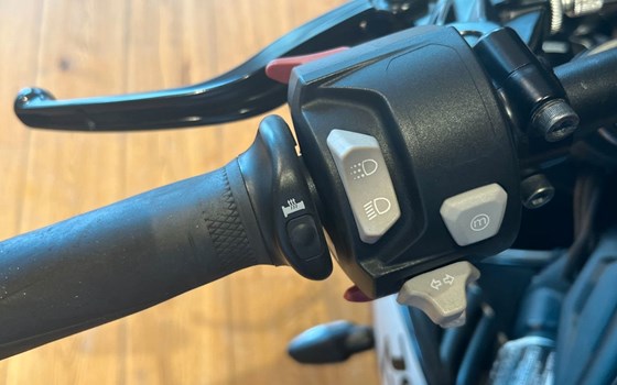 Gebrauchtmotorrad Triumph Street Triple RS - Bild 6