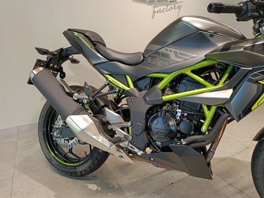 Kawasaki Z125 (GY1 Grau und Schwarz) - Bild 3