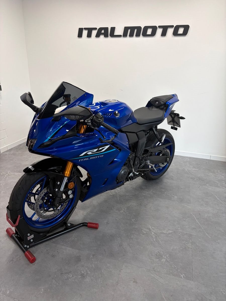Yamaha R7