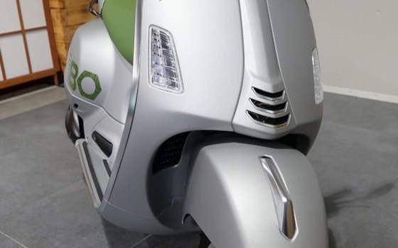 Neufahrzeug Vespa GTS 310 Edizione Ottantesimo - Bild 4