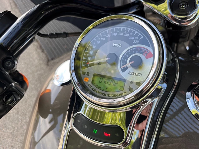 Harley-Davidson CVO Road King FLHRSE (Titanium Dust/Galactic Black & Aztec Shadow) - Bild 16