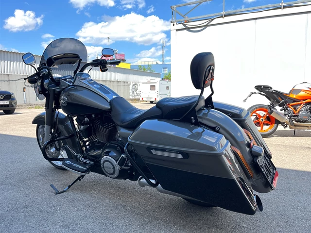 Harley-Davidson CVO Road King FLHRSE (Titanium Dust/Galactic Black & Aztec Shadow) - Bild 11