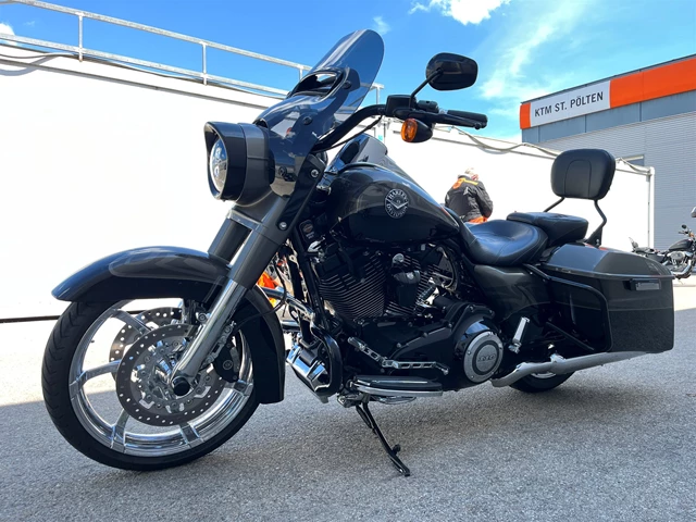 Harley-Davidson CVO Road King FLHRSE (Titanium Dust/Galactic Black & Aztec Shadow) - Bild 12