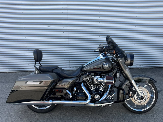 Harley-Davidson CVO Road King FLHRSE (Titanium Dust/Galactic Black & Aztec Shadow) - Bild 2