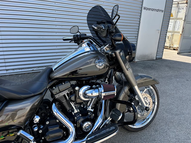 Harley-Davidson CVO Road King FLHRSE (Titanium Dust/Galactic Black & Aztec Shadow) - Bild 3