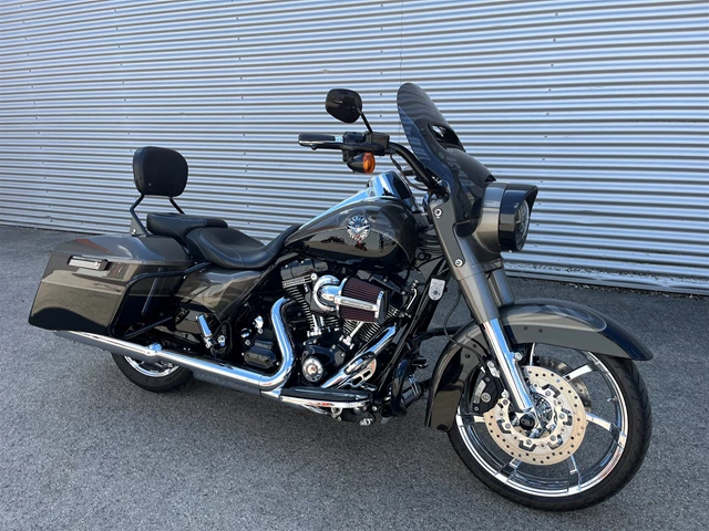 Harley-Davidson CVO Road King FLHRSE (Titanium Dust/Galactic Black & Aztec Shadow) - Bild 4