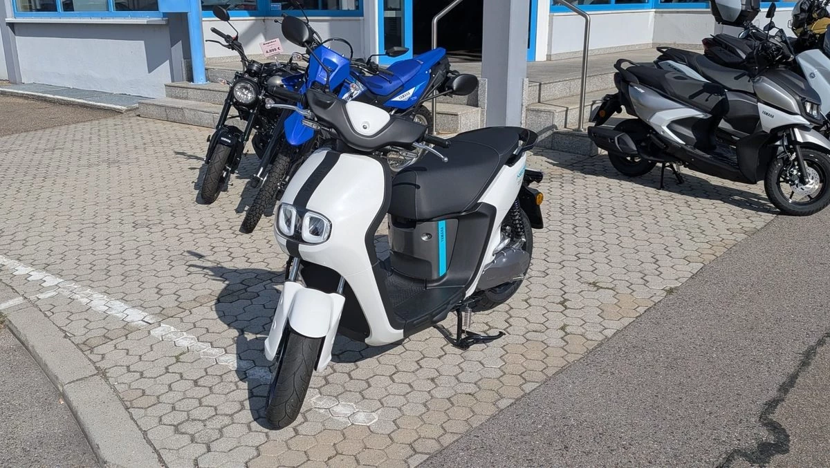 Yamaha NEO's Dual Battery