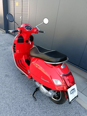 Vespa GTS 300 Super (Rosso Coraggioso) - Bild 9