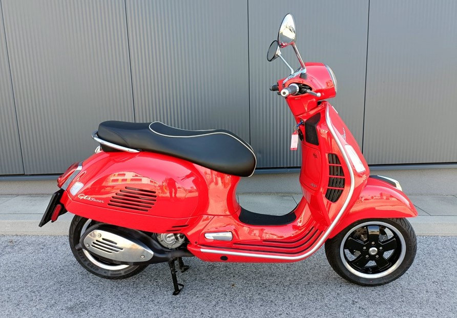 Vespa GTS 300 Super (Rosso Coraggioso)