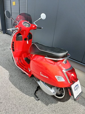 Vespa GTS 300 hpe Super (Rosso Dragon) - Bild 9