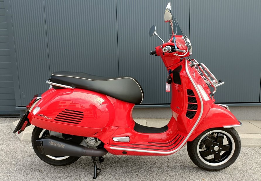 Vespa GTS 300 hpe Super (Rosso Dragon)
