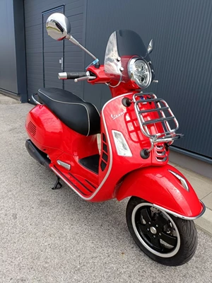 Vespa GTS 300 hpe Super (Rosso Dragon) - Bild 3