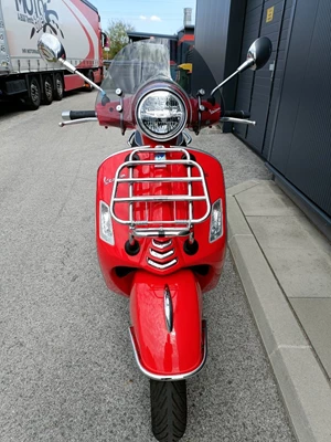Vespa GTS 300 hpe Super (Rosso Dragon) - Bild 8