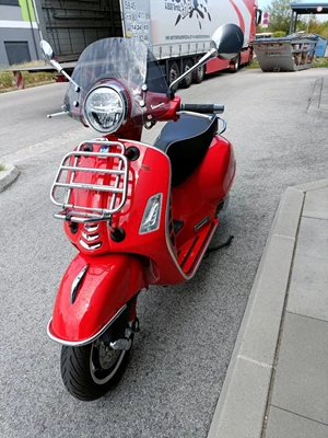 Vespa GTS 300 hpe Super (Rosso Dragon) - Bild 6