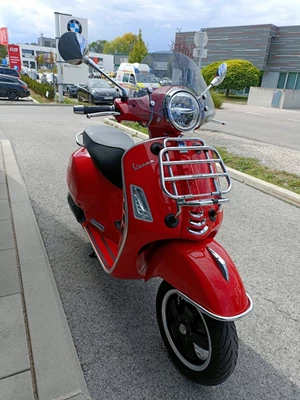 Vespa GTS 300 hpe Super (Rosso Dragon) - Bild 4