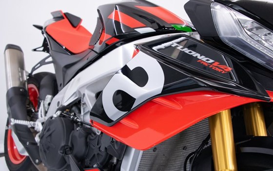 Gebrauchtmotorrad Aprilia Tuono V4 1100 Factory - Bild 9