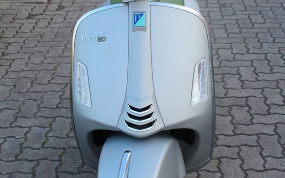Neufahrzeug Vespa GTS 310 Edizione Ottantesimo - Bild 2