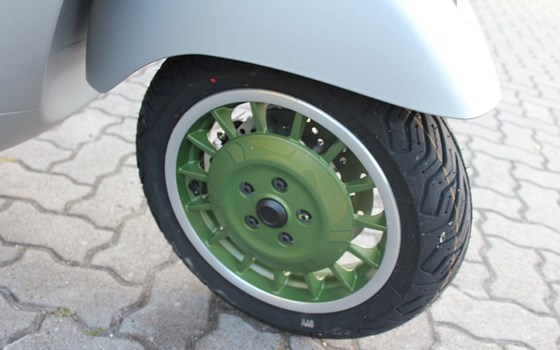 Neufahrzeug Vespa GTS 310 Edizione Ottantesimo - Bild 4