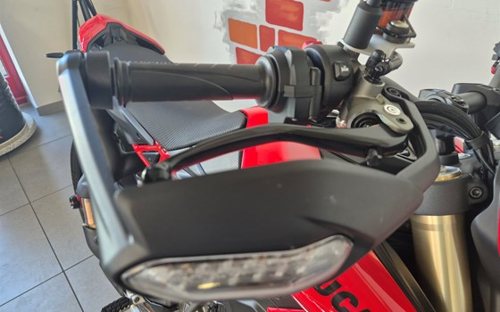 Gebrauchtmotorrad Ducati Hypermotard V2 - Bild 20