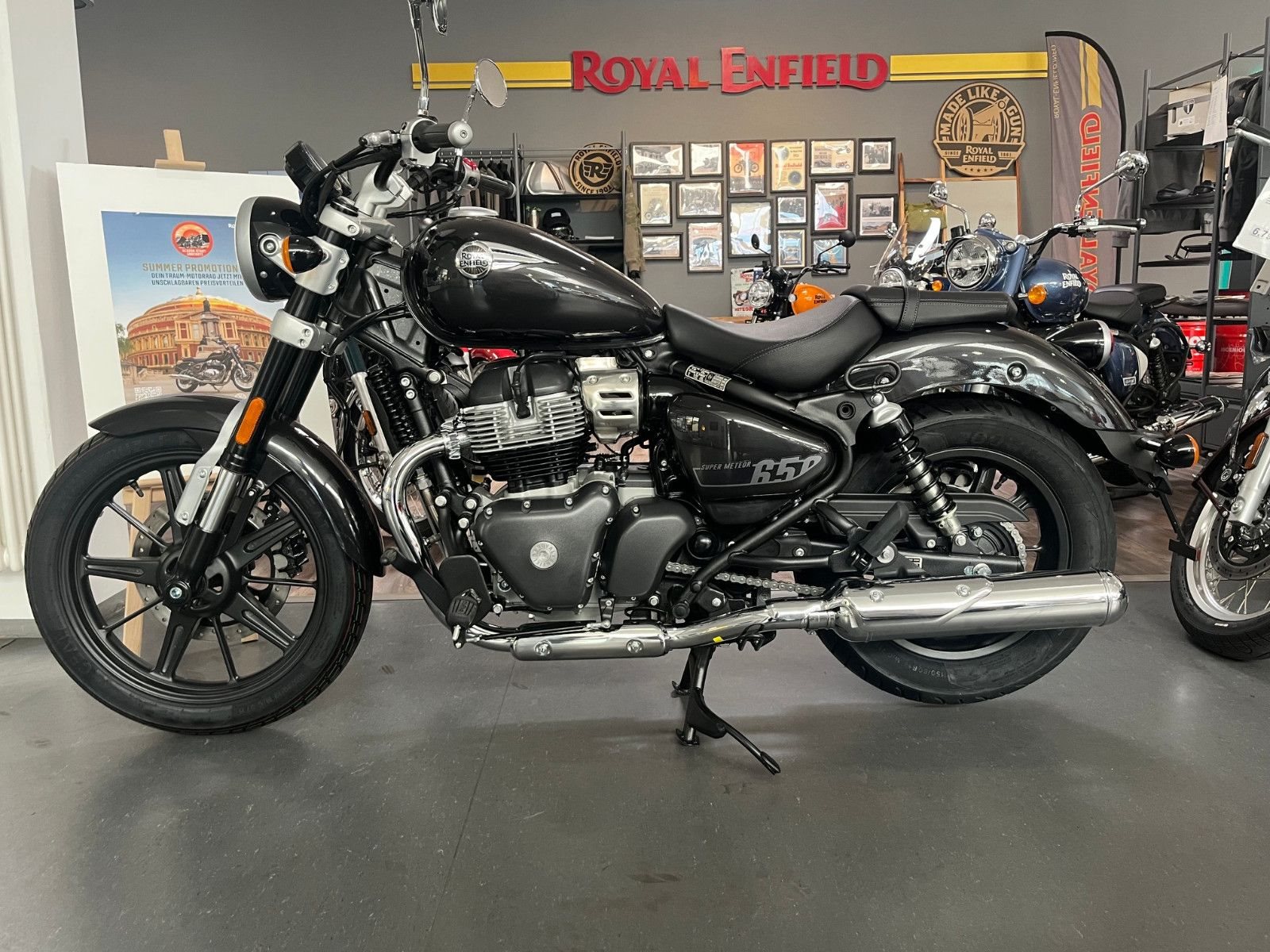Royal Enfield Super Meteor 650<br />Astral Black