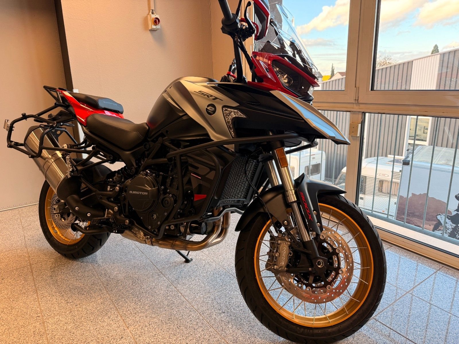 QJ Motor SRT 900 SX
